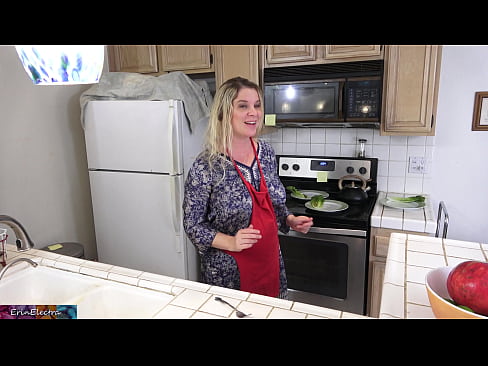 ❤️ Stepmom هن جي تاريخ کان اڳ باورچی خانه ۾ کيس کير پيارڻ جنس